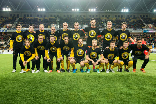 Elfsborgs spelare med hyllningen till manager Klas Ingesson
