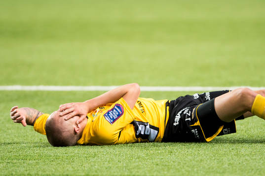 Elfsborgs Sebastian Holmén skadas och håller sig för