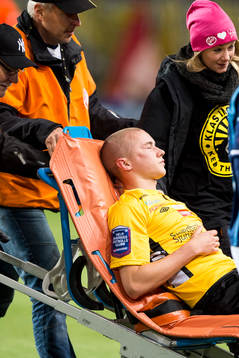 Elfsborgs Sebastian Holmén ut på bår