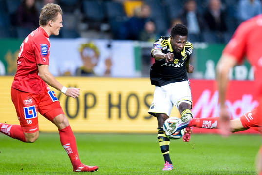 s Ebenezer Ofori skjuter in 1-0 målet
