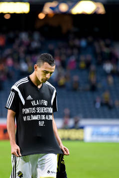 s Nabil Bahoui har gjort 2-0 och hedrar avlidne Pontus