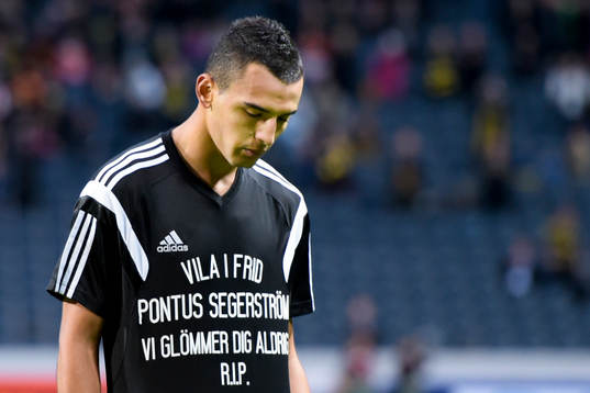 s Nabil Bahoui har gjort 2-0 och hedrar avlidne Pontus