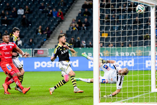 s Alexander Milosevic gör 4-1 bakom Åtvidabergs målvakt