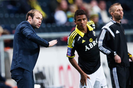 s tränare Andreas Alm ger instruktioner till Niclas