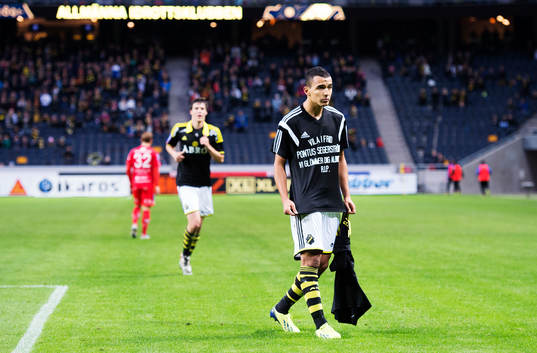 s Nabil Bahoui har gjort 2-0 och hedrar avlidne Pontus