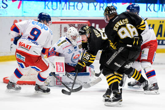 s Victor Ekarv oroar framför Oskarshamnmålvakt Gasper
