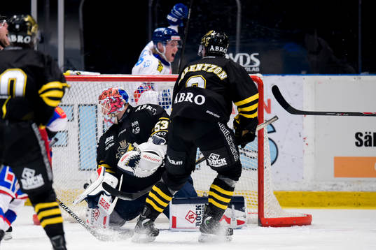 s målvakt Christian Engstrand ser 0-1 pucken gå i mål