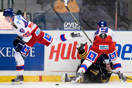 s Johan Andersson blir omkull tacklad av Oskarshamns Anton