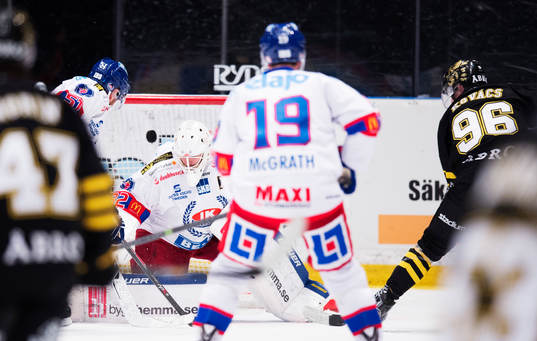 s Robin Kovacs skjuter in 3-1 bakom Oskarshamns målvakt