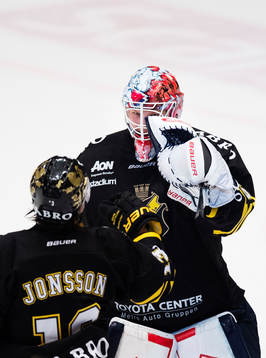 s Marcus Jonsson och målvakt Christian Engstrand jublar