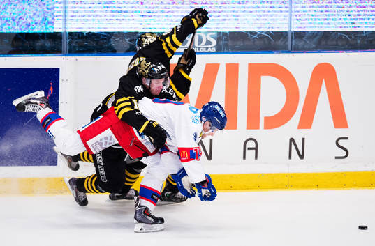 s Fredrik Hynning håller i Oskarshamns Evan McGrath