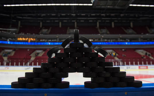 Puckar staplade innan ishockeymatchen i Hockeyallsvenskan