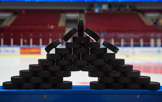 Puckar staplade innan ishockeymatchen i Hockeyallsvenskan