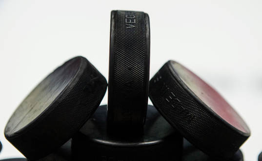 Puckar staplade innan ishockeymatchen i Hockeyallsvenskan