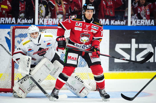 Malmö Redhawks Mathias Tjärnqvist skymmer framför mål