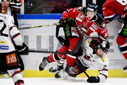 Malmö Redhawks Patrik Blomberg tacklar Asplövens Jacob