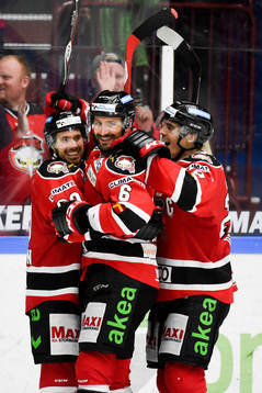 Malmö Redhawks Colin Stuart (m) jublar ihop med Mattias