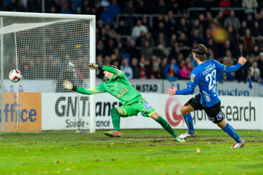 Halmstads Marcus Antonsson gör 4-0 och jublar