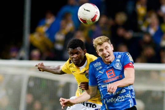 Falkenbergs Godsway Donyoh och Halmstads Richard Magyar i