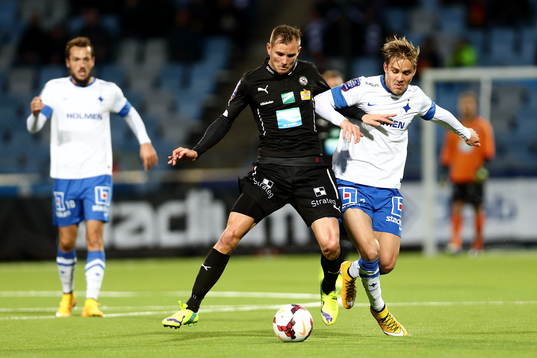 Örebros Robert Åhman Persson motar Norrköpings
