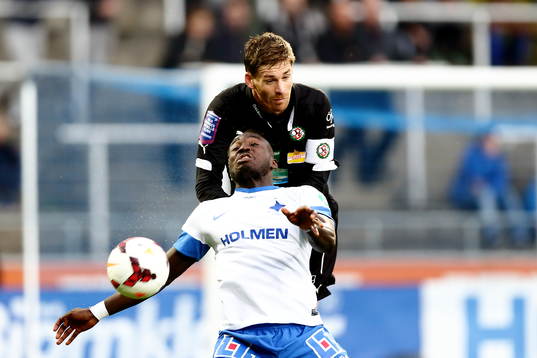 Örebros Magnus Wikström ovanför Norrköpings Alhaji