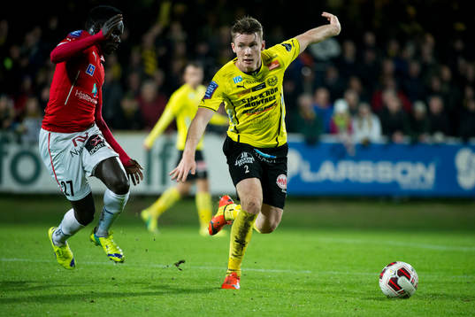 Kalmars Papa Alioune Diouf och Mjällbys Viktor Agardius