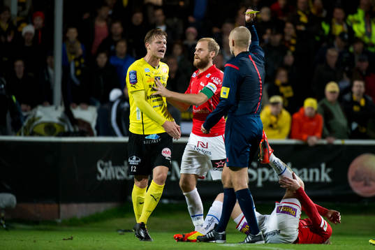 Mjällbys David Löfquist får gult kort av domaren Michael