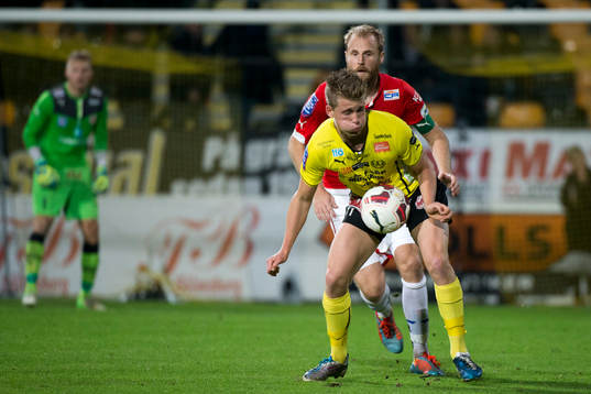 Kalmars Markus Thorbjörnsson och Mjällbys Joel Enarsson
