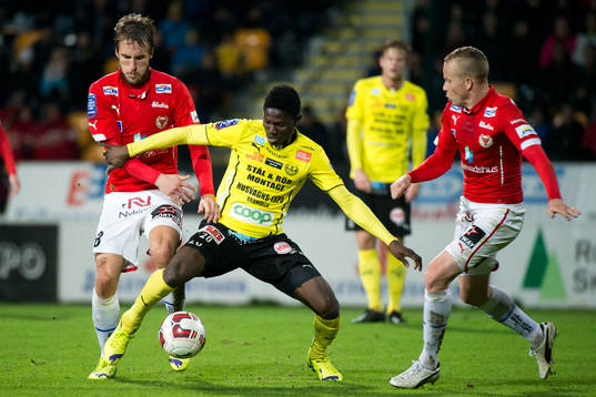 Mjällbys Kwame Bonsu mellan Kalmars Tor Øyvind Hovda och