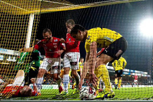 Kalmars Marcus Nilsson gratuleras av sina medspelare