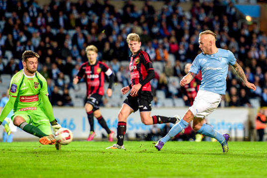 Malmö FFs Magnus Eriksson och Brommapojkarnas målvakt