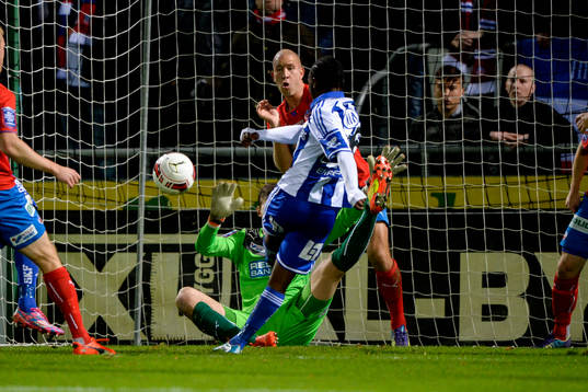 IFK Göteborgs May Mahlangu gör 0-1 bakom Helsingborgs