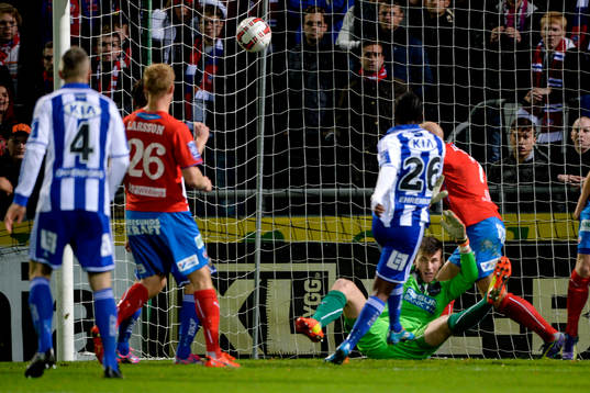 IFK Göteborgs May Mahlangu gör 0-1 bakom Helsingborgs