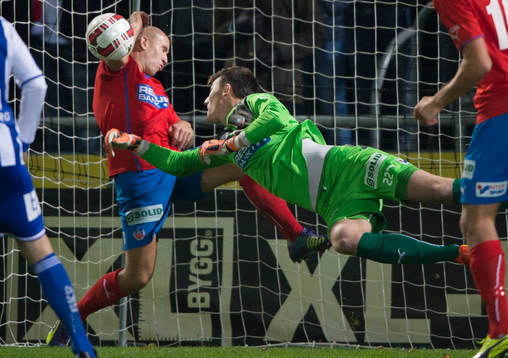 Helsingborgs målvakt Andreas Linde räddar med hjälp av