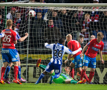 Göteborgs May Mahlangu gör 0-1 i matchen i allsvenskan i