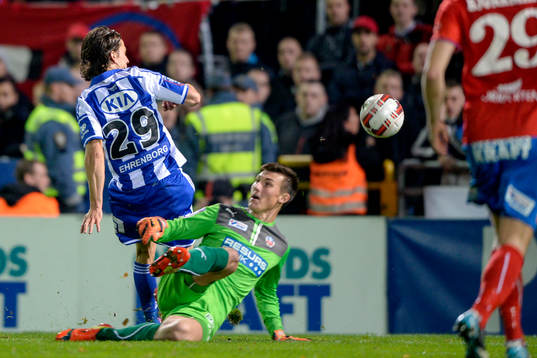 IFK Göteborgs Lasse Vibe och Helsingborgs målvakt Andreas