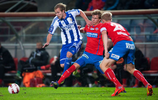 IFK Göteborgs Gustav Engvall tacklas av Helsingborgs Emil