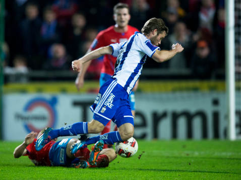 IFK Göteborgs Emil Salomonsson tacklas av Helsingborgs