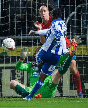 IFK Göteborgs May Mahlangu gör 0-1 i matchen i