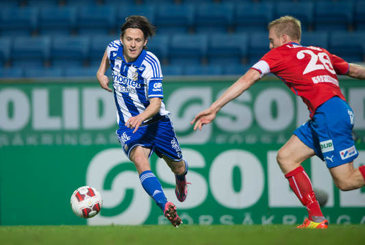 IFK Göteborgs Lasse Vibe rundar Helsingborgs Peter Larsson