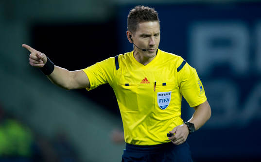 Domaren Martin Strömbergsson i matchen i allsvenskan i