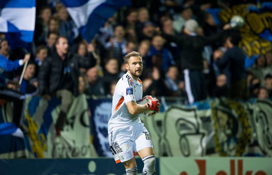IFK Göteborgs målvakt John Alvbåge med supporters på