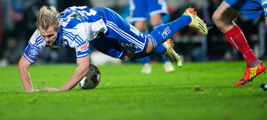 IFK Göteborgs Gustav Engvall faller  i matchen i