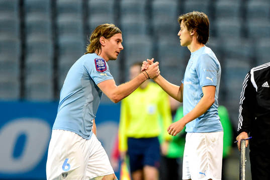 Malmö FFs Markus Halsti lämnar planen och in kommer