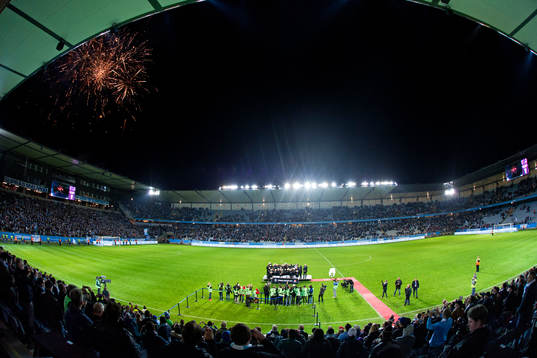 Fyrverkerier exploderar över Swedbank stadion när Malmö