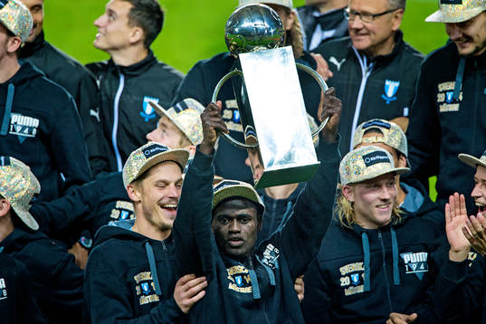 Malmö FFs Enock Kofi Adu lyfter pokalen