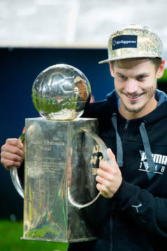 Malmö FFs Markus Rosenberg med pokalen