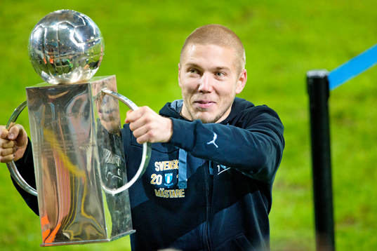 Malmö FFs Anton Tinnerholm med pokalen