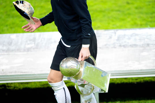 Malmö FFs målvakt Robin Olsen med pokalen