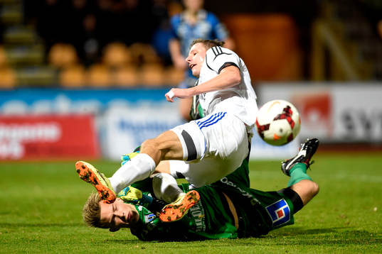 Sirius målvakt Andreas Andersson river ner Sundsvalls